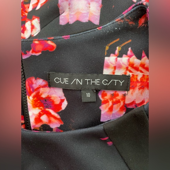 CUE IN THE CITY FLORAL BODY CON DRESS - Picture 5 of 6